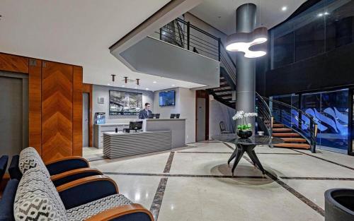 a living room with a table and some chairs at Hotel Av Rouxinol 57 Moema São Paulo 09 in Sao Paulo
