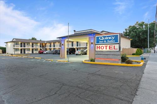 Ein Zertifikat, Auszeichnung, Logo oder anderes Dokument, das in der Unterkunft Quincy INN and Suites ausgestellt ist