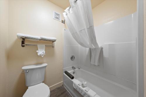 Ein Badezimmer in der Unterkunft Quincy INN and Suites