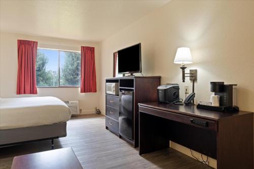 Ein Bett oder Betten in einem Zimmer der Unterkunft Quincy INN and Suites