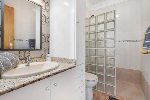 un bagno con lavandino e WC di Stunning 2-Bed House in Puerto de la Cruz a Puerto de la Cruz
