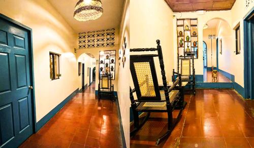 レオンにあるHostal El Rioの廊下と部屋、そして椅子とドアのある部屋