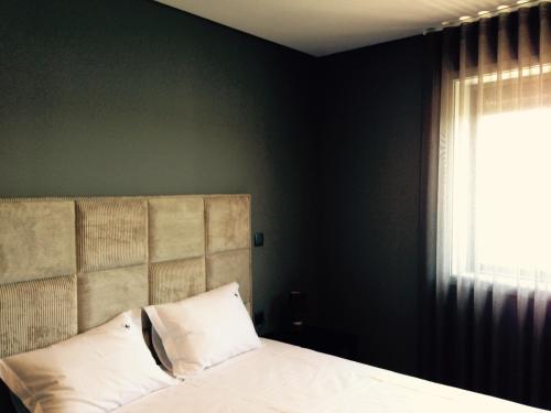 a bedroom with a bed and a window at Figurino do Douro in Melres
