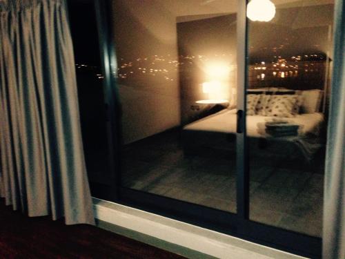 a room with a window with a view of a bedroom at Figurino do Douro in Melres