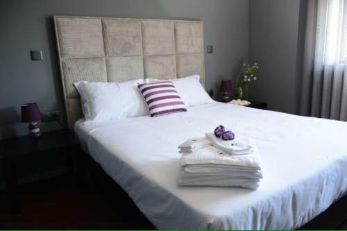 a bedroom with a bed with towels on it at Figurino do Douro in Melres