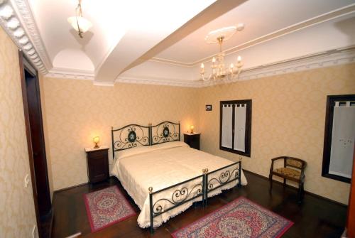 a bedroom with a bed and a chandelier at Appartmento Ca' Rio Marin in Venice