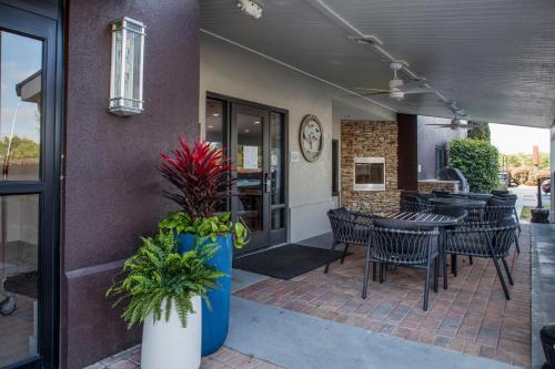 Patio o area all'aperto di TownePlace Suites by Marriott Savannah Airport