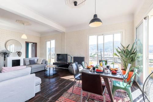 un salon avec un canapé et une table dans l'établissement PENTHOUSE 2Bedroms 6pax- Views 45m2 Terrace, à Nice