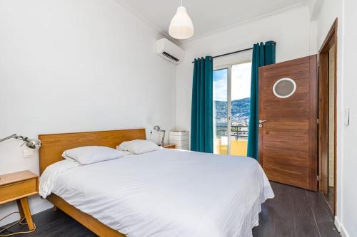 une chambre avec un lit blanc et une fenêtre dans l'établissement PENTHOUSE 2Bedroms 6pax- Views 45m2 Terrace, à Nice