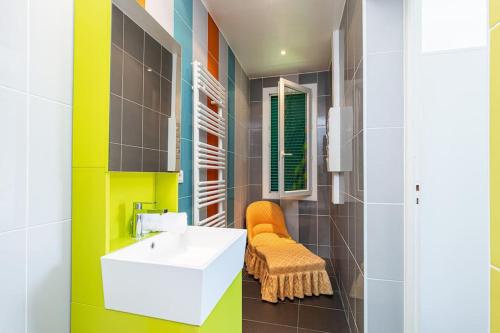 La salle de bains est pourvue d'un lavabo blanc et de murs colorés. dans l'établissement PENTHOUSE 2Bedroms 6pax- Views 45m2 Terrace, à Nice