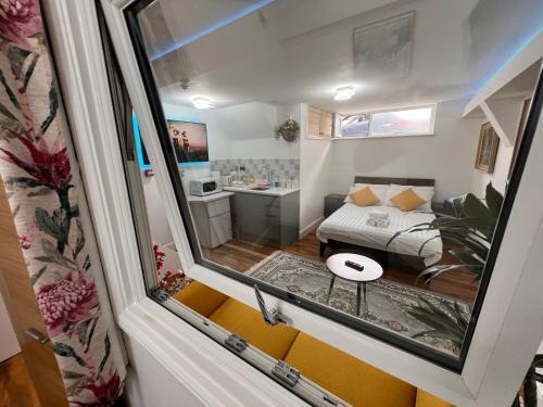 ein kleines Zimmer mit einem Bett und einem Badezimmer in der Unterkunft Haven Homes - Central Luton Studio Apartments in Luton