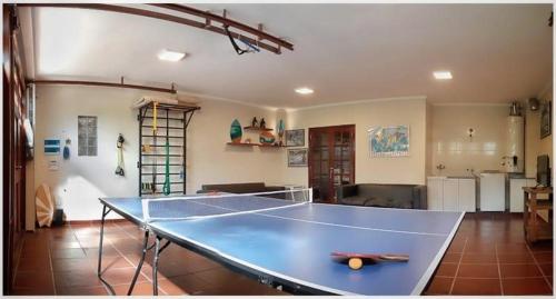 Bordtennis på Twin Fin surf houses Serrano a 4 cuadras de la playa eller i nærheden