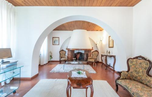 Un arco en una sala de estar con chimenea. en Amazing Home In Monteroni D'arbia, en Monteroni dʼArbia