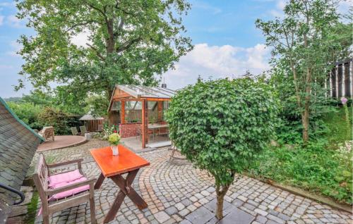 Κήπος έξω από το 1 Bedroom Awesome Home In Weischlitz