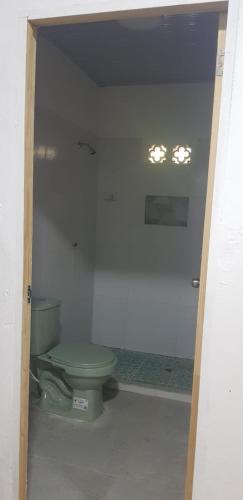 a bathroom with a green toilet in a room at Villa Marina in Moñitos