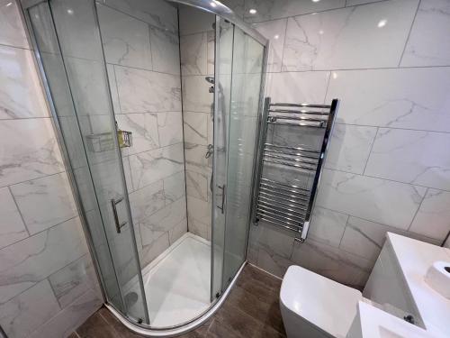 ein Badezimmer mit Dusche, Toilette und Waschbecken in der Unterkunft Haven Homes - Central Luton Studio Apartments in Luton