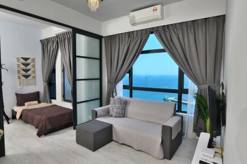 Postel nebo postele na pokoji v ubytování Jesselton Quay Seaview Homestay near Suria Sabah by StayPlace