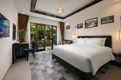 Postel nebo postele na pokoji v ubytování Hoi An Rose Garden Hotel