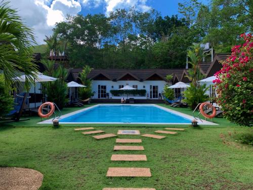 Bazén v ubytování Sunz en Coron Resort nebo v jeho okolí