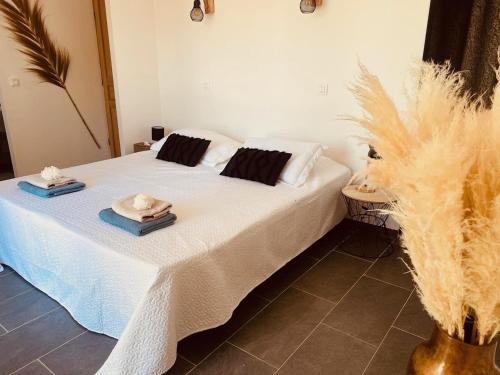 a bedroom with a bed with two towels on it at Chez Katty in Régusse