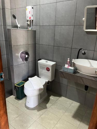 a bathroom with a toilet and a sink at Greathill Gardenhome Resort Chomthong-Chiangmai in Chom Thong