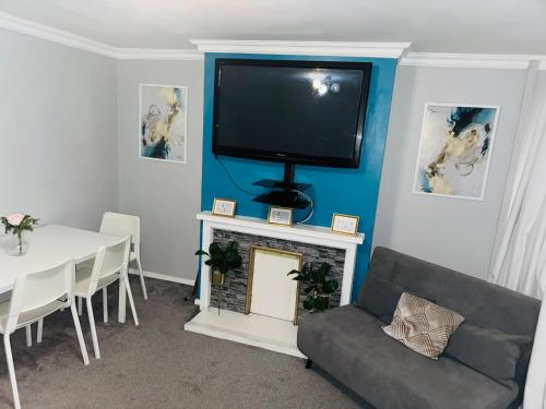 TV a/nebo společenská místnost v ubytování Homely 2Bed Flat 1 minute from Tram Stations