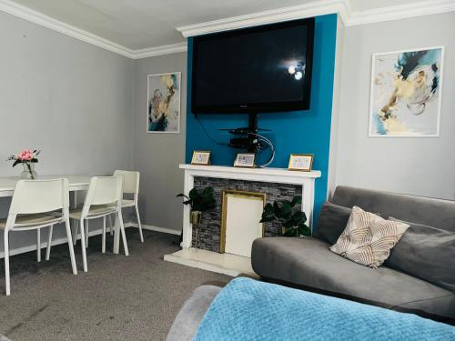 Posezení v ubytování Homely 2Bed Flat 1 minute from Tram Stations