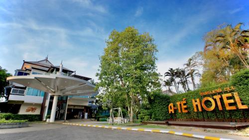 ein Gebäude mit einem Schild, auf dem steht: in der Unterkunft A-Te Chumphon Hotel - SHA Plus in Chumphon