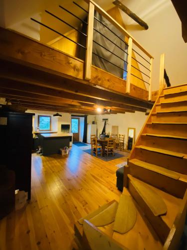 un salon décloisonné avec un escalier et un salon dans l'établissement nature Aubrac, à Les Salces
