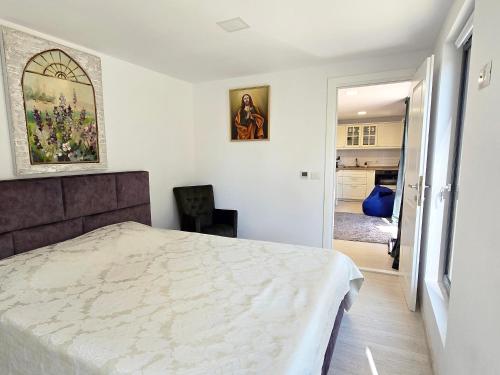 a bedroom with a large bed and a hallway at Modular Cuib de Vultur in Porumbacu de Sus