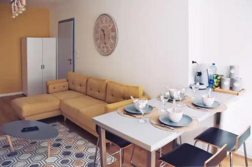 un salon avec une table et un canapé dans l'établissement L'escale 67, à Strasbourg