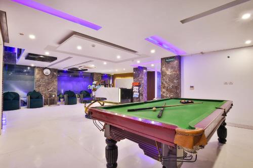 a billiard room with a pool table in it at Hotel Uppal International in New Delhi