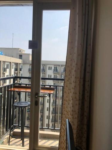 Balkón nebo terasa v ubytování 2BR Podomoro Golf View Cimanggis with Netflix near exit Toll Jagorawi