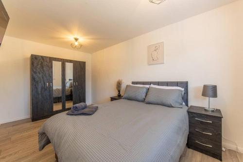 Ένα ή περισσότερα κρεβάτια σε δωμάτιο στο Modern Fully Renovated 4 Bedroom
