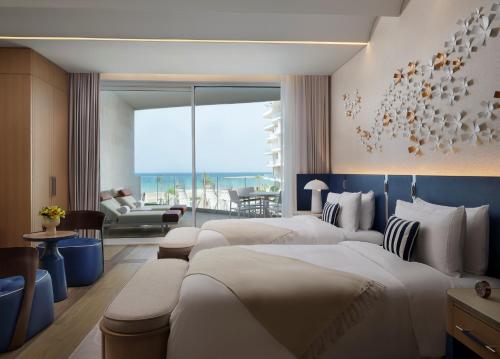 Postel nebo postele na pokoji v ubytování The St. Regis Al Mouj Muscat Resort