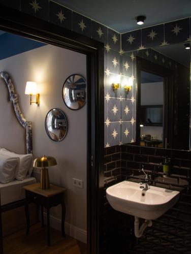 a bathroom with a sink and a mirror at Maison Primado B&B in Valencia