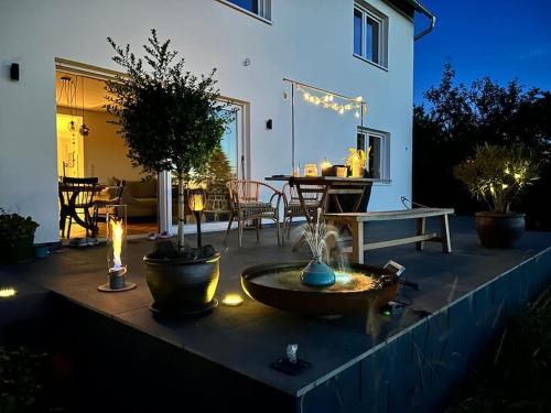 un patio avec une fontaine devant une maison dans l'établissement Mosel Urlaub Stabenhof - Whirlpool, Natur und Grill, à Brodenbach