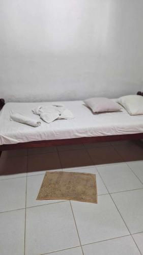 Una cama o camas en una habitación de Damith Guest House