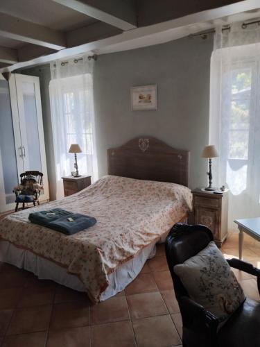 Ένα ή περισσότερα κρεβάτια σε δωμάτιο στο B&B L'Avelan chambre d'hôte