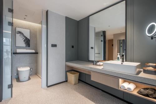 Ein Badezimmer in der Unterkunft Atour S Hotel Shenzhen Nanshan Science and Technology Park Hi-Tech Centre