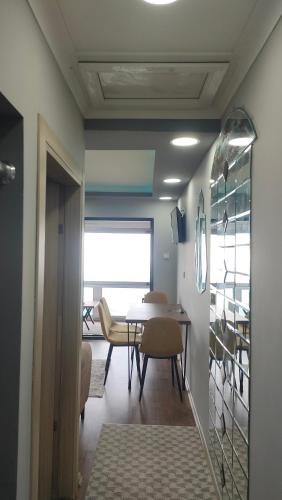 a dining room with a table and chairs at Yeşilyurt dağ tesisi in Akcaabat