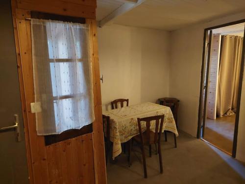 une pièce avec une table, des chaises et une fenêtre dans l'établissement Appartement bien-être Sarlat, à Sarlat-la-Canéda
