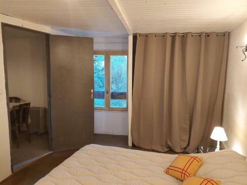 une chambre avec un grand lit et une fenêtre dans l'établissement Appartement bien-être Sarlat, à Sarlat-la-Canéda