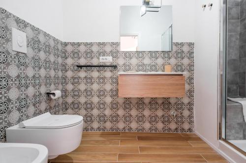 łazienka z toaletą i umywalką w obiekcie Velato Carafa Palace By Dimorra w mieście Neapol