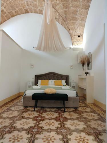 a bedroom with a bed with a large ceiling at Suite Le Marie Room & Relax in Barbarano
