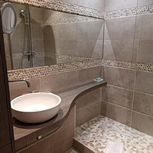 une salle de bain avec un lavabo et une douche dans l'établissement Casa Créteil, à Créteil