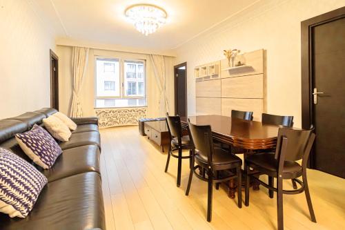 5-bedroom spacious and cosy flat close to the Eiffel Tower