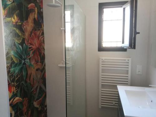 une salle de bain avec une douche et un lavabo et une fenêtre dans l'établissement Villa année 2024 Bord de mer 6 pers, à Sainte-Marie-Plage