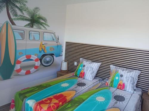 une chambre avec une peinture murale d'une camionnette avec une planche de surf dans l'établissement Villa année 2024 Bord de mer 6 pers, à Sainte-Marie-Plage