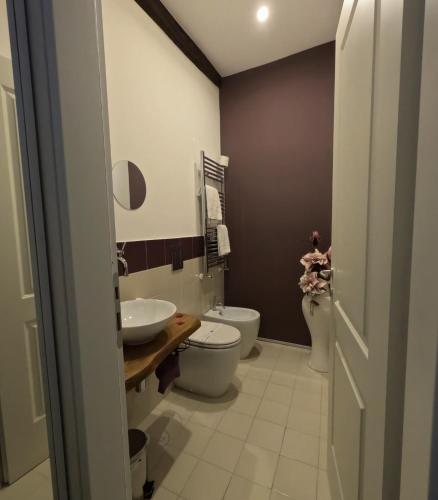 a bathroom with a toilet and a sink at Vicolo delle Belle Suite in Terracina